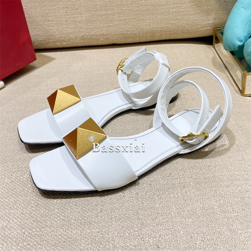 Big Rivet Buckle Decor Sandals - огляд і ціна Leatherwork Rivets