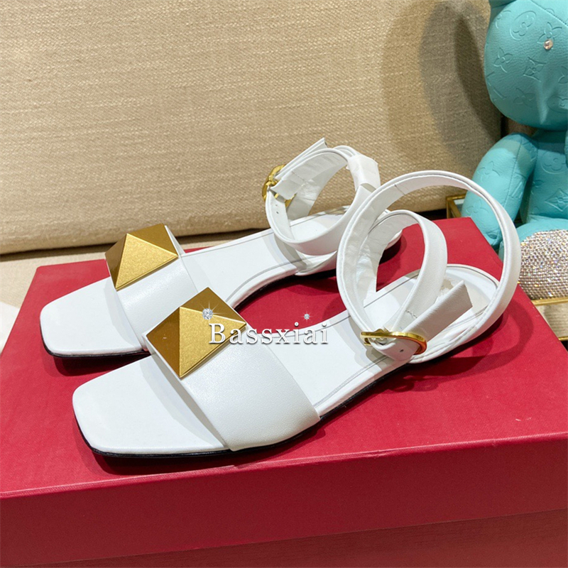 Big Rivet Buckle Decor Sandals - огляд і ціна Leatherwork Rivets