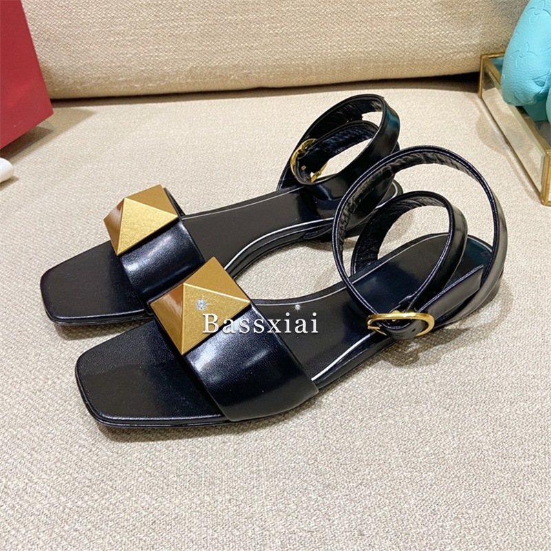 Big Rivet Buckle Decor Sandals - огляд і ціна Leatherwork Rivets